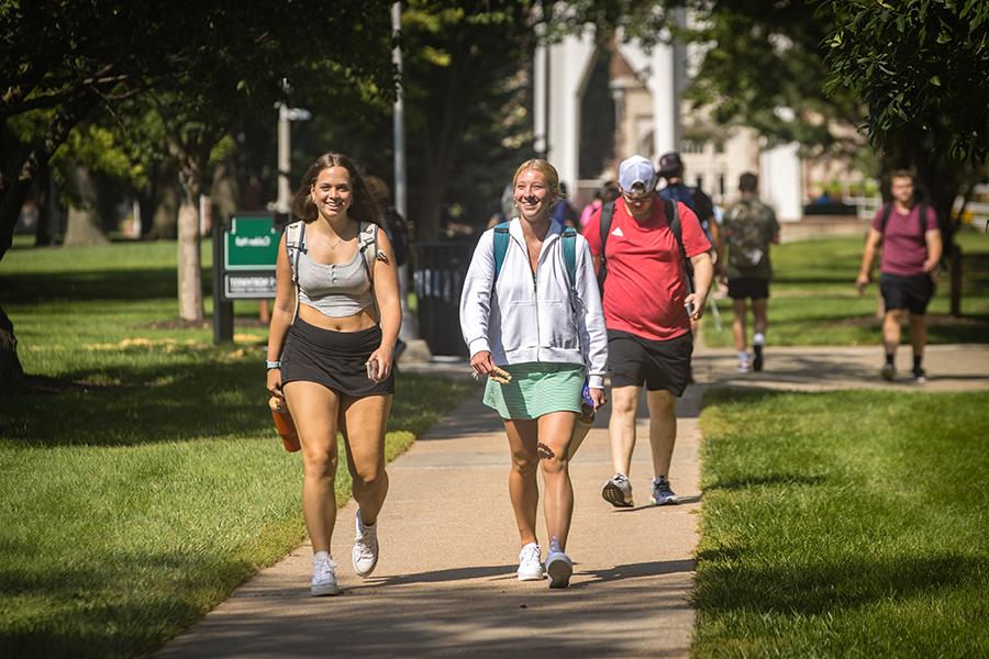 Northwest students cross the main campus in Maryville during the first day of fall classes in August. (Photo by Lauren Adams/<a href='http://wi4qwe.sillyredlily.com'>威尼斯人在线</a>)